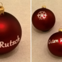 Christbaumkugeln lassen sich mithilfe einer Graviermaschine gravieren